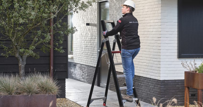Trap_Taurus_TGB_S_005 Worker using an Altrex Taurus professional stepladder beside a building